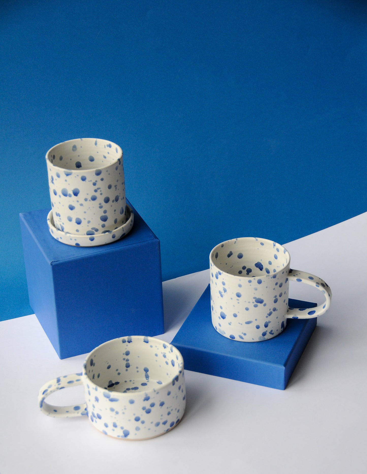 KONFETTI Tasse breit/blau