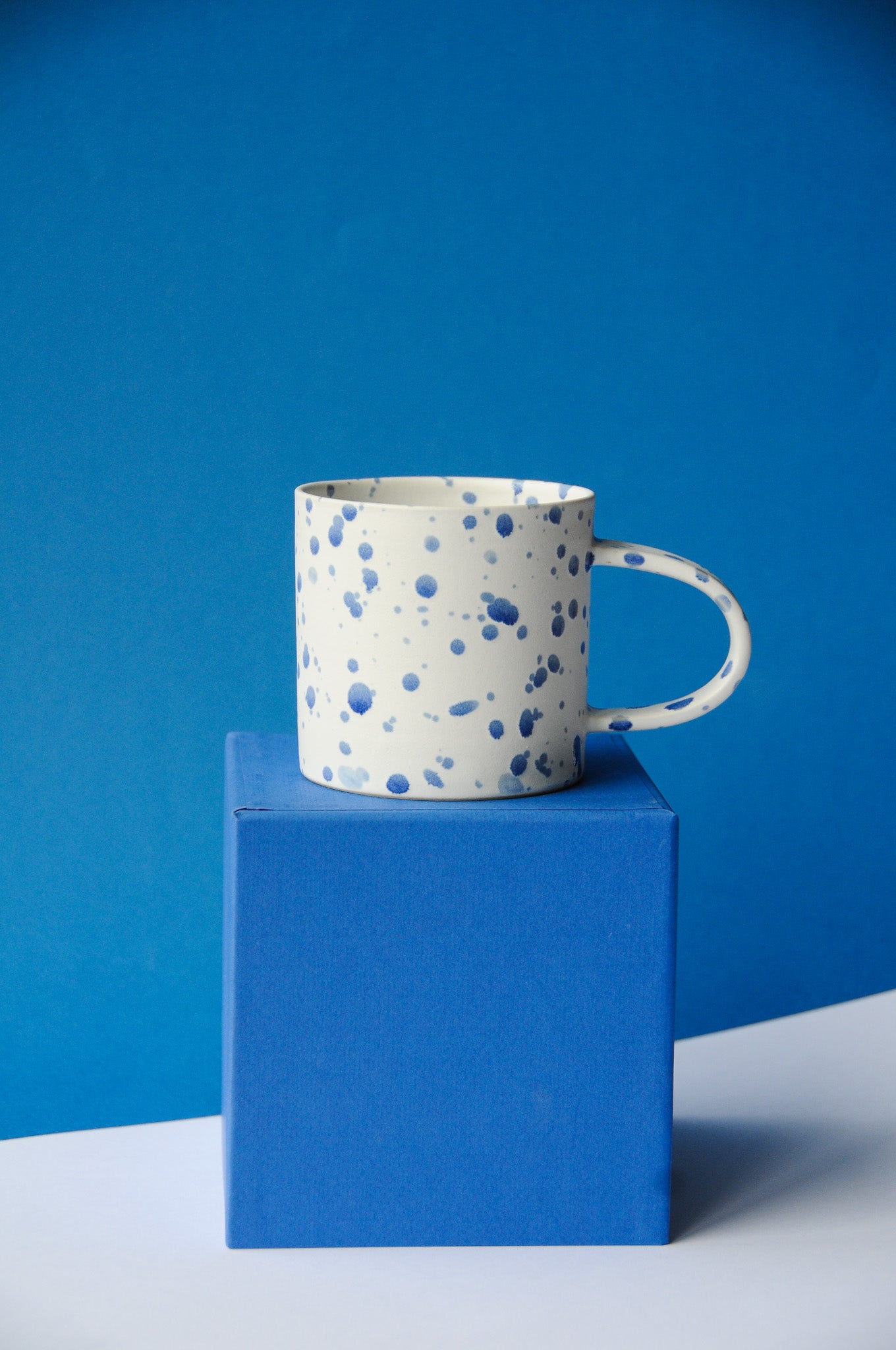 KONFETTI Tasse hoch/blau