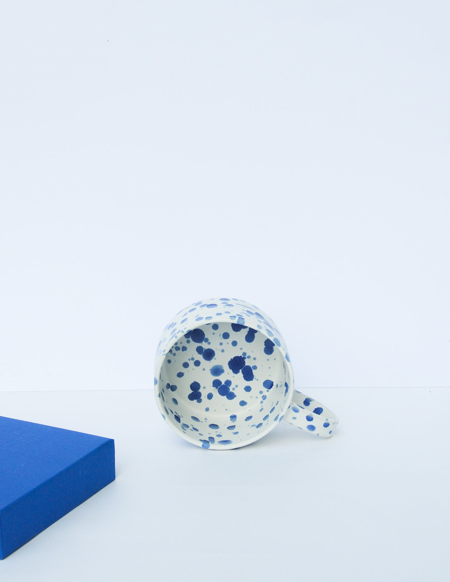 KONFETTI Tasse breit/blau