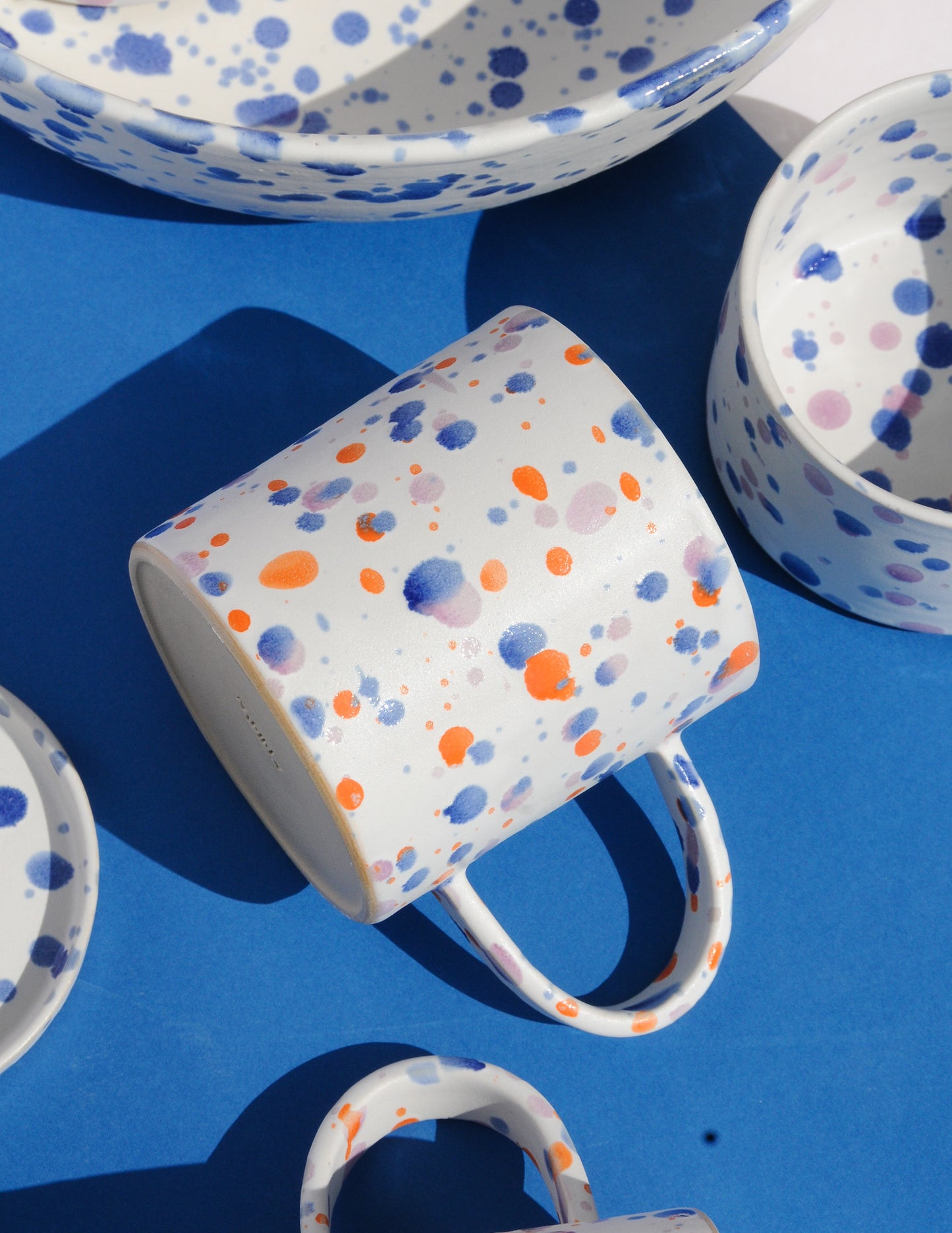 KONFFETI Tasse hoch/bunt