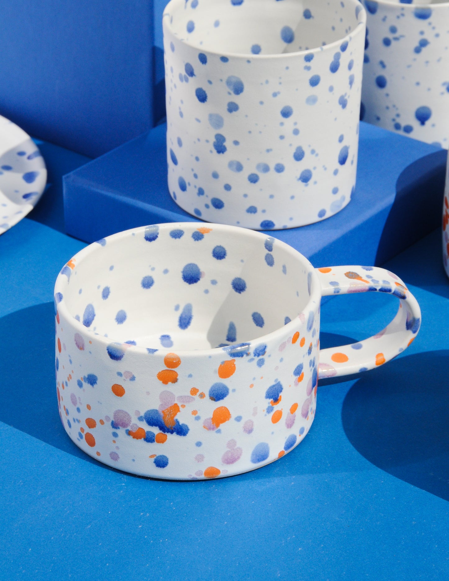 KONFETTI Tasse breit/bunt