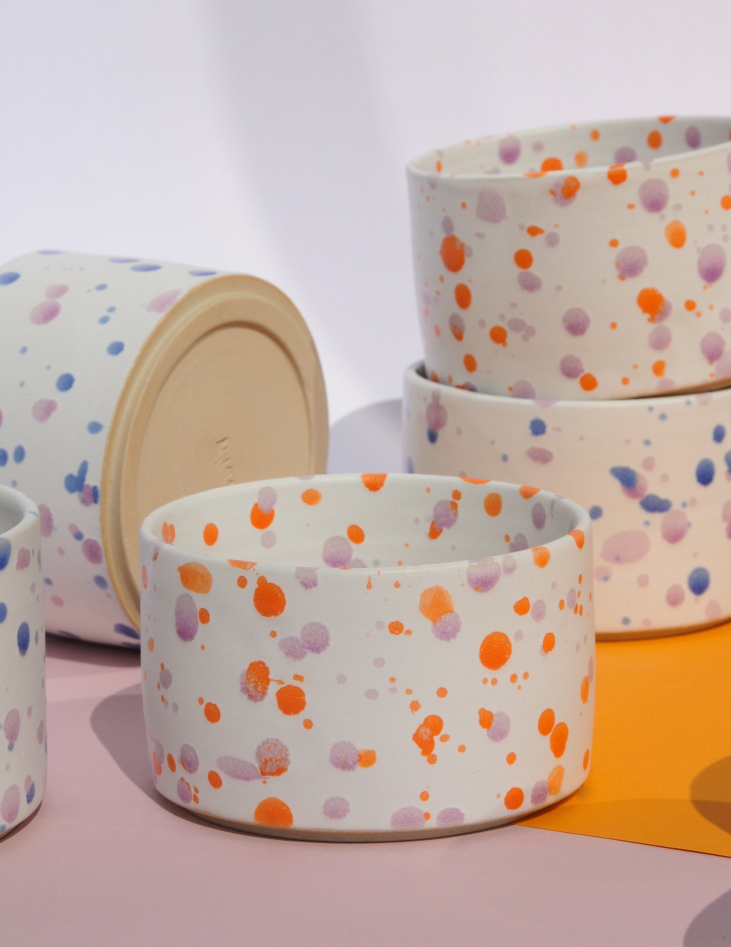 KONFETTI Becher lila orange