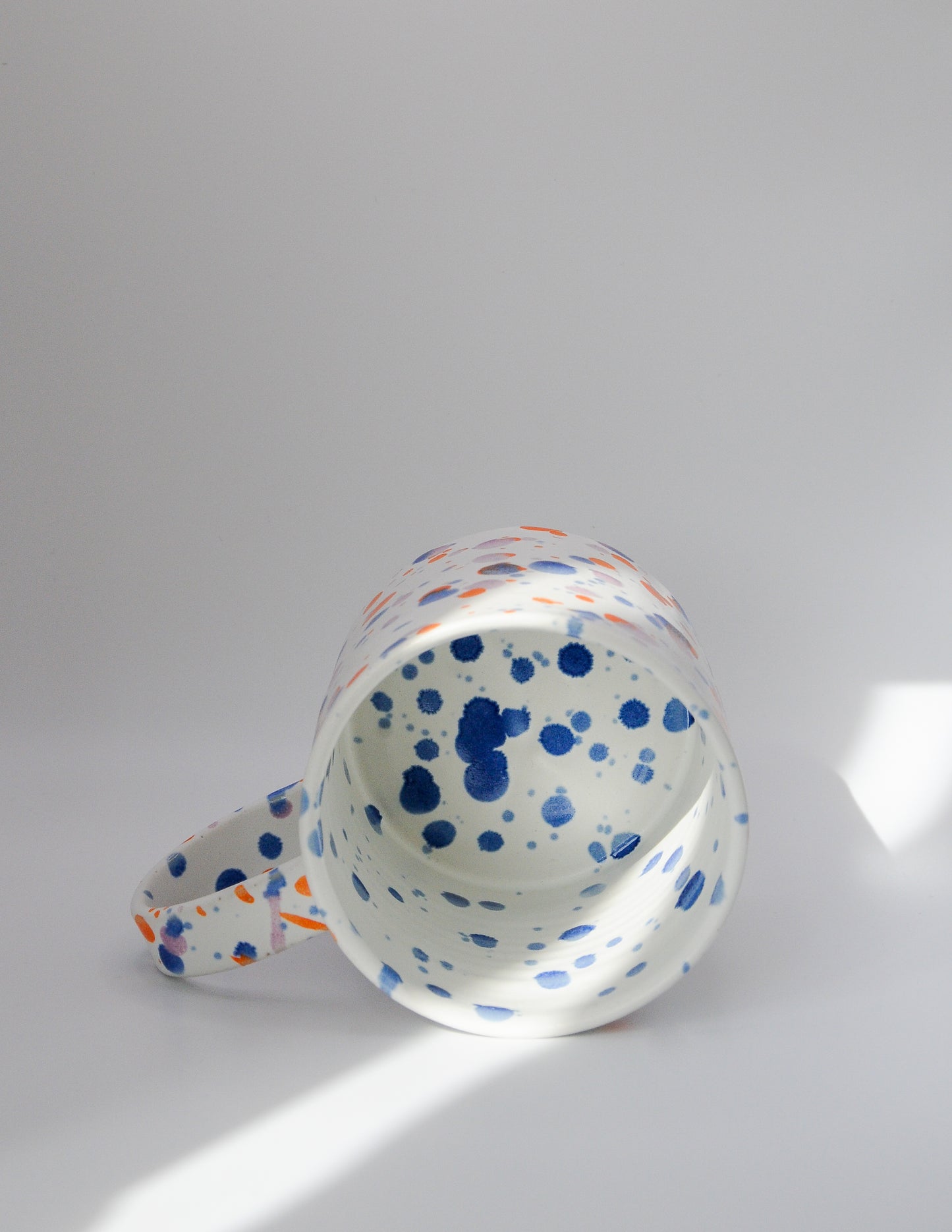 KONFFETI Tasse hoch/bunt